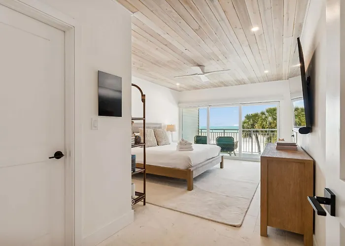 Beachfront Bliss - Outdoor Pool - Sleeps 10 Holiday home Clearwater Beach