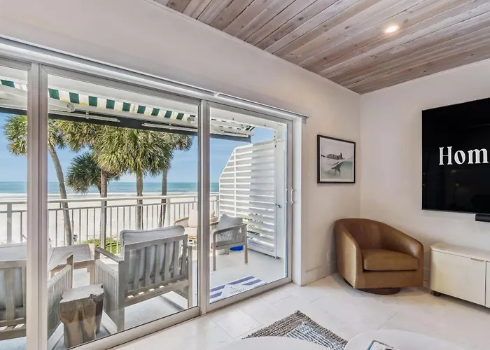 Beachfront Bliss - Outdoor Pool - Sleeps 10 Holiday home *