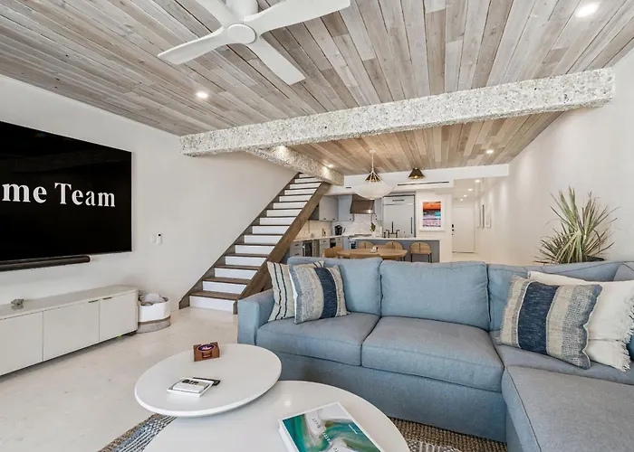 Beachfront Bliss - Outdoor Pool - Sleeps 10 Holiday home