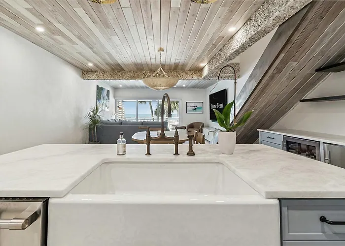 Beachfront Bliss - Outdoor Pool - Sleeps 10 Holiday home Clearwater Beach